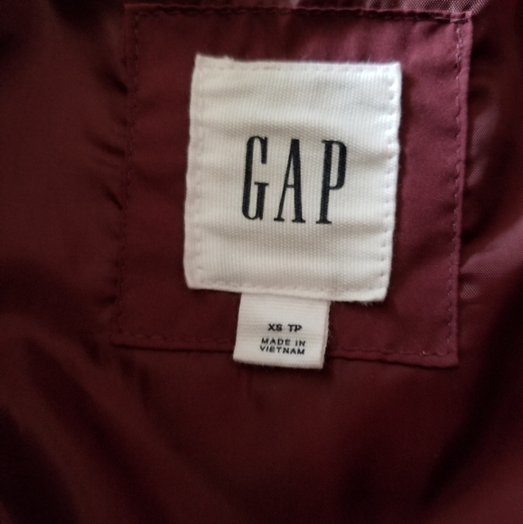 Gap burgundy puffer jacket- XS - Picture 3 of 4
